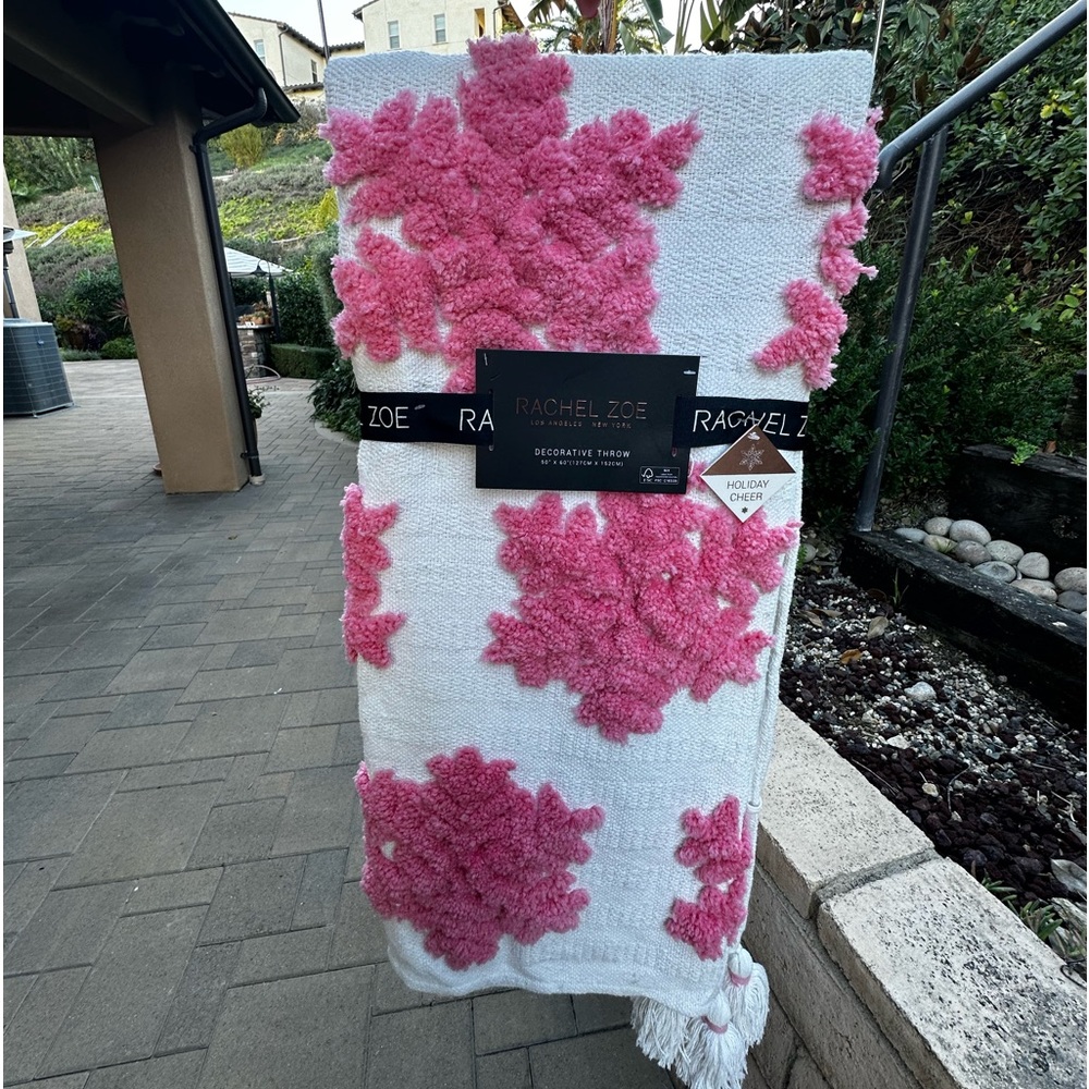 Rachel Zoe plush hot pink snowflake oversize blanket tik tok viral blanket - Picture 6 of 6